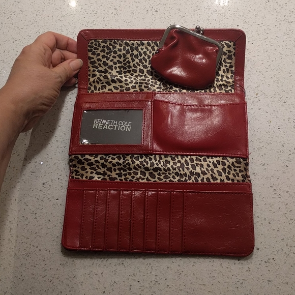 Beautiful faux leather wallet by Kenneth Cole 🌸 - Picture 6 of 8